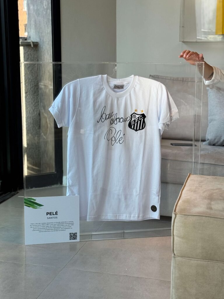 Camisa esportiva emoldurada