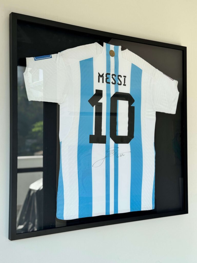 Camisa esportiva emoldurada