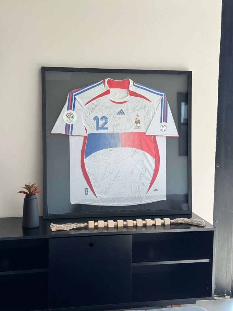 Camisa esportiva emoldurada