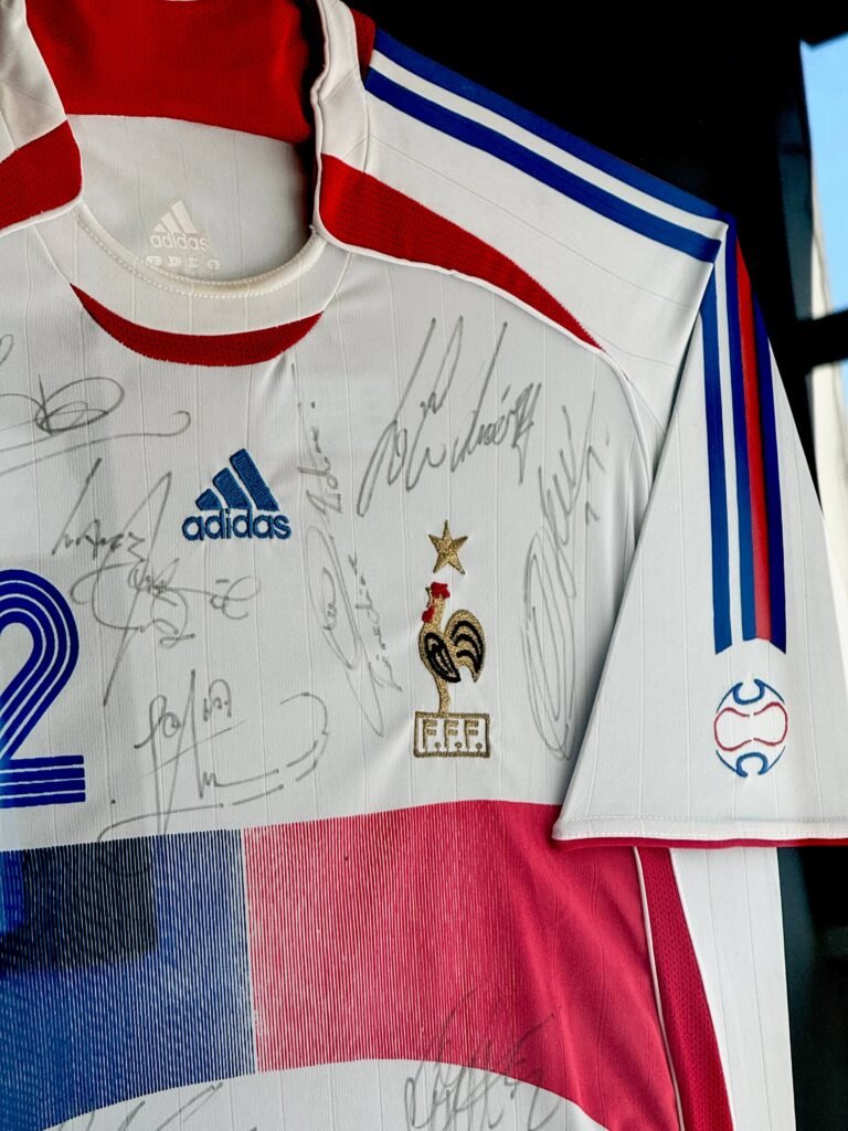 Camisa esportiva emoldurada
