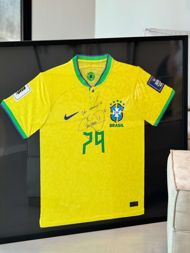 Camisa esportiva emoldurada