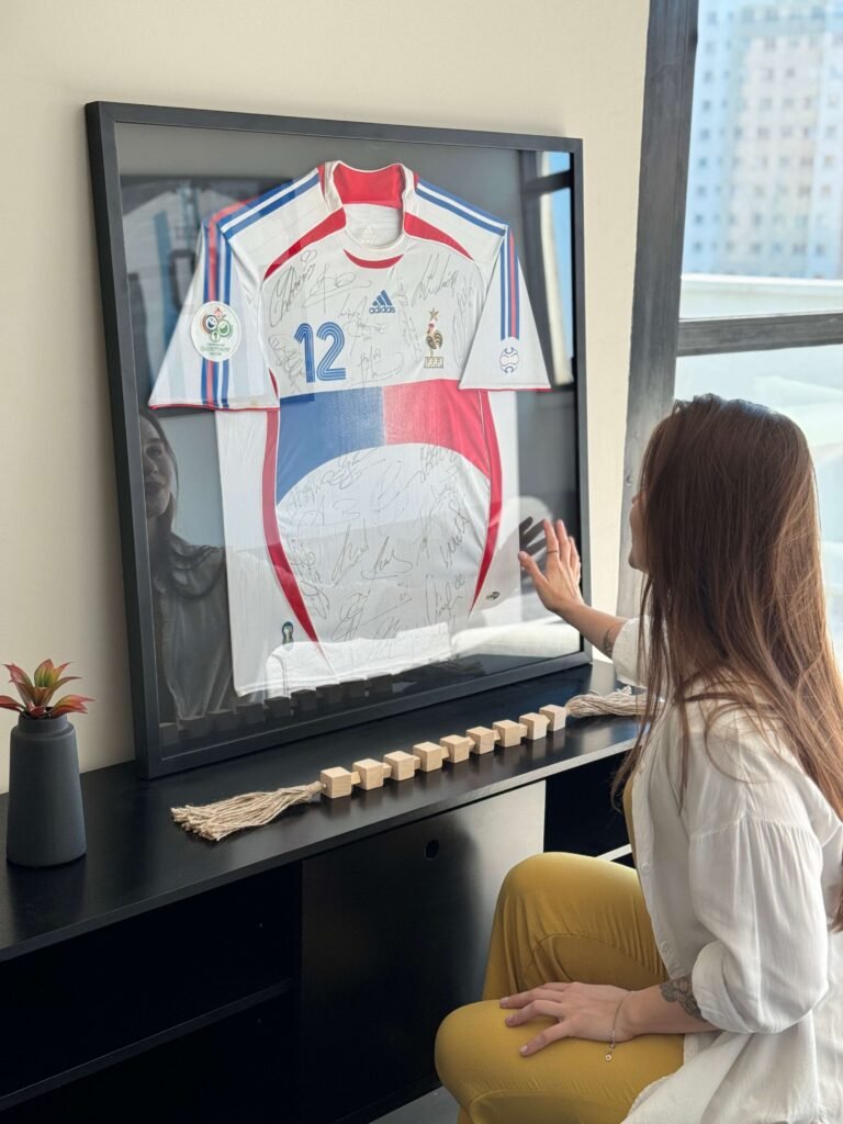 Camisa esportiva emoldurada