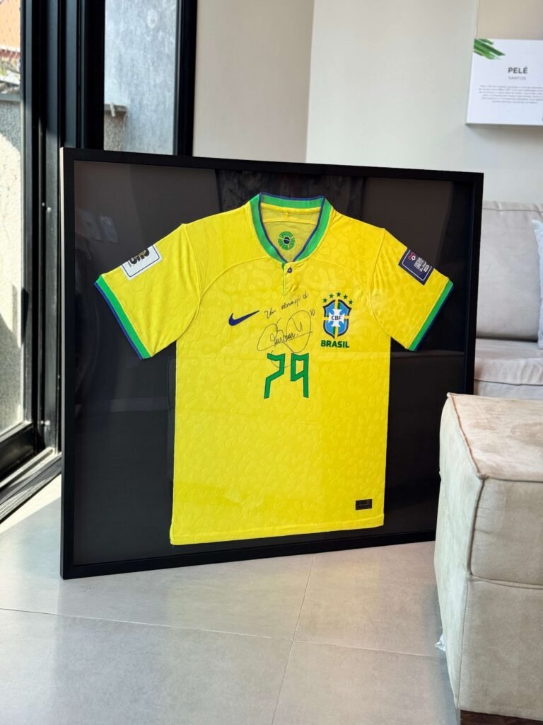 Camisa esportiva emoldurada
