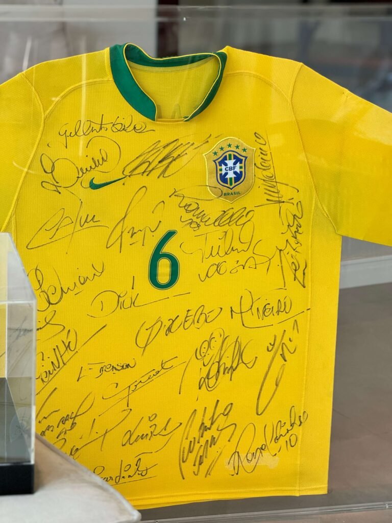 Camisa esportiva emoldurada